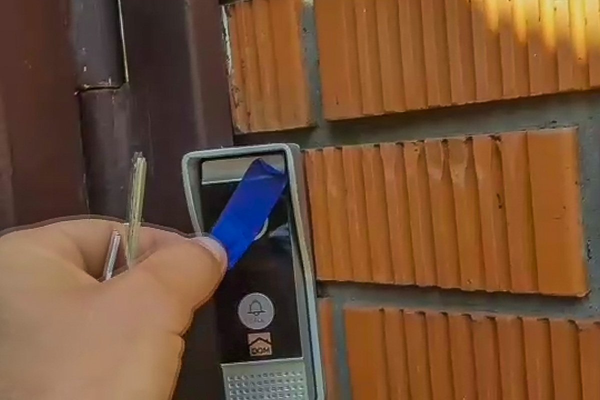 Неизвестные заклеили камеры видеонаблюдения Неизвестные заклеили камеры видеонаблюдения