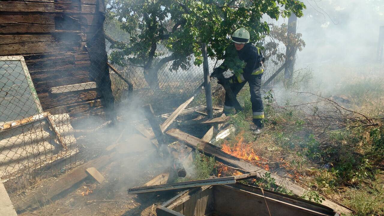 Пожар начался во дворе частного дома, расположенного на улице Элеваторной Пожар начался во дворе частного дома, расположенного на улице Элеваторной