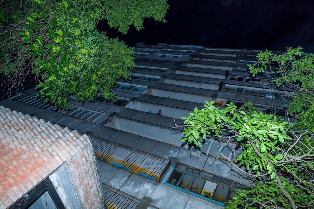 Мужчина пытался спрыгнуть с балконам 5 этажа Мужчина пытался спрыгнуть с балконам 5 этажа