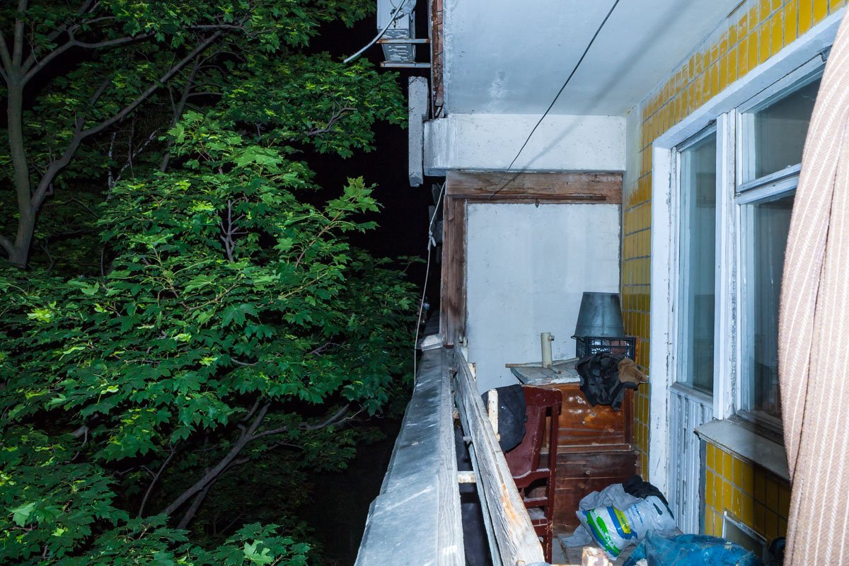 Мужчина пытался спрыгнуть с балкона своей квартиры Мужчина пытался спрыгнуть с балкона своей квартиры