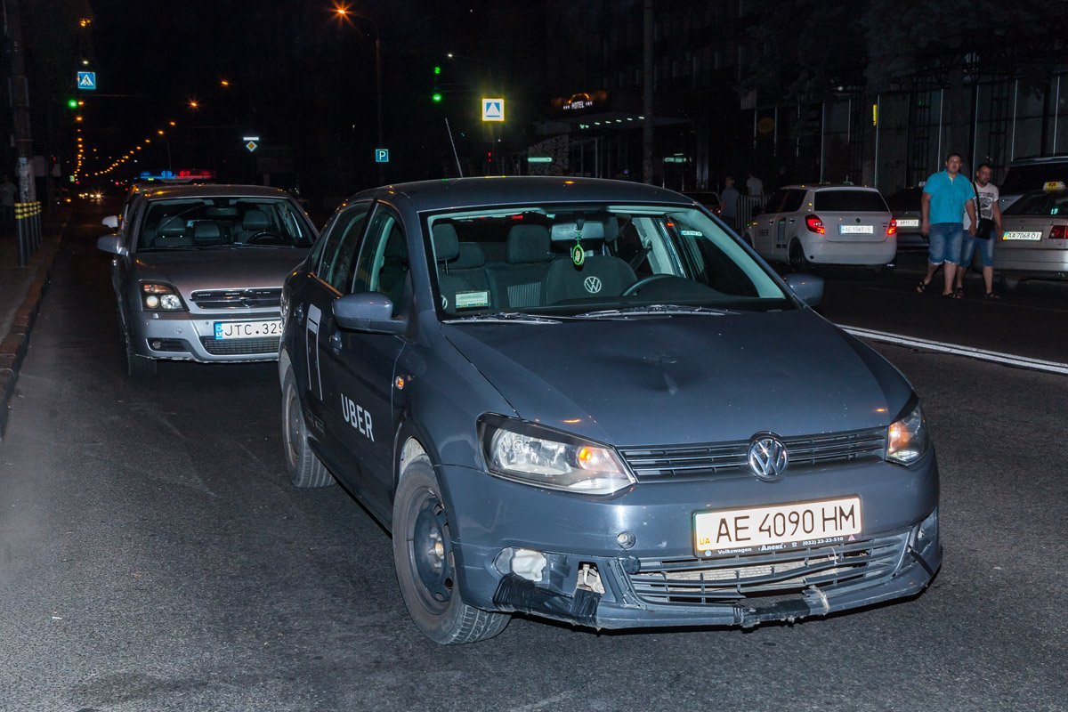 Во время словесной перепалки один из мужчин ударил автомобиль Во время словесной перепалки один из мужчин ударил автомобиль