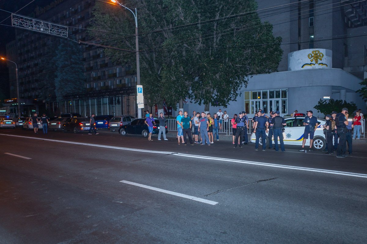 Водители такси повалили стрелявшего мужчину на газон Водители такси повалили стрелявшего мужчину на газон