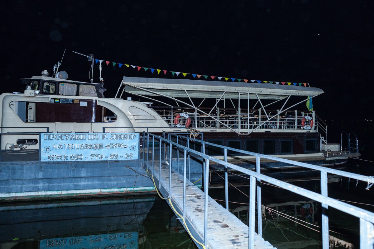 Скрываясь от правоохранителей, стрелявший мужчина вскарабкался на пришвартованный катер Скрываясь от правоохранителей, стрелявший мужчина вскарабкался на пришвартованный катер