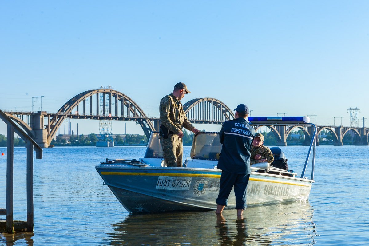Спасатели прочесали дно реки и около 8:00 им удалось найти тело утонувшего парня Спасатели прочесали дно реки и около 8:00 им удалось найти тело утонувшего парня