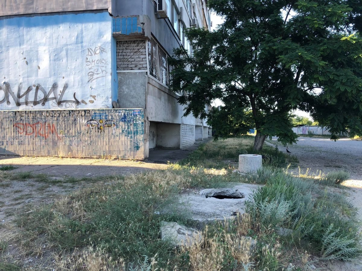 Открытый люк на Донецком шоссе Открытый люк на Донецком шоссе