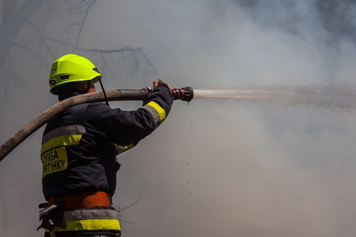 Тушению мешал ветер, который все время раздувал пламя в разные стороны