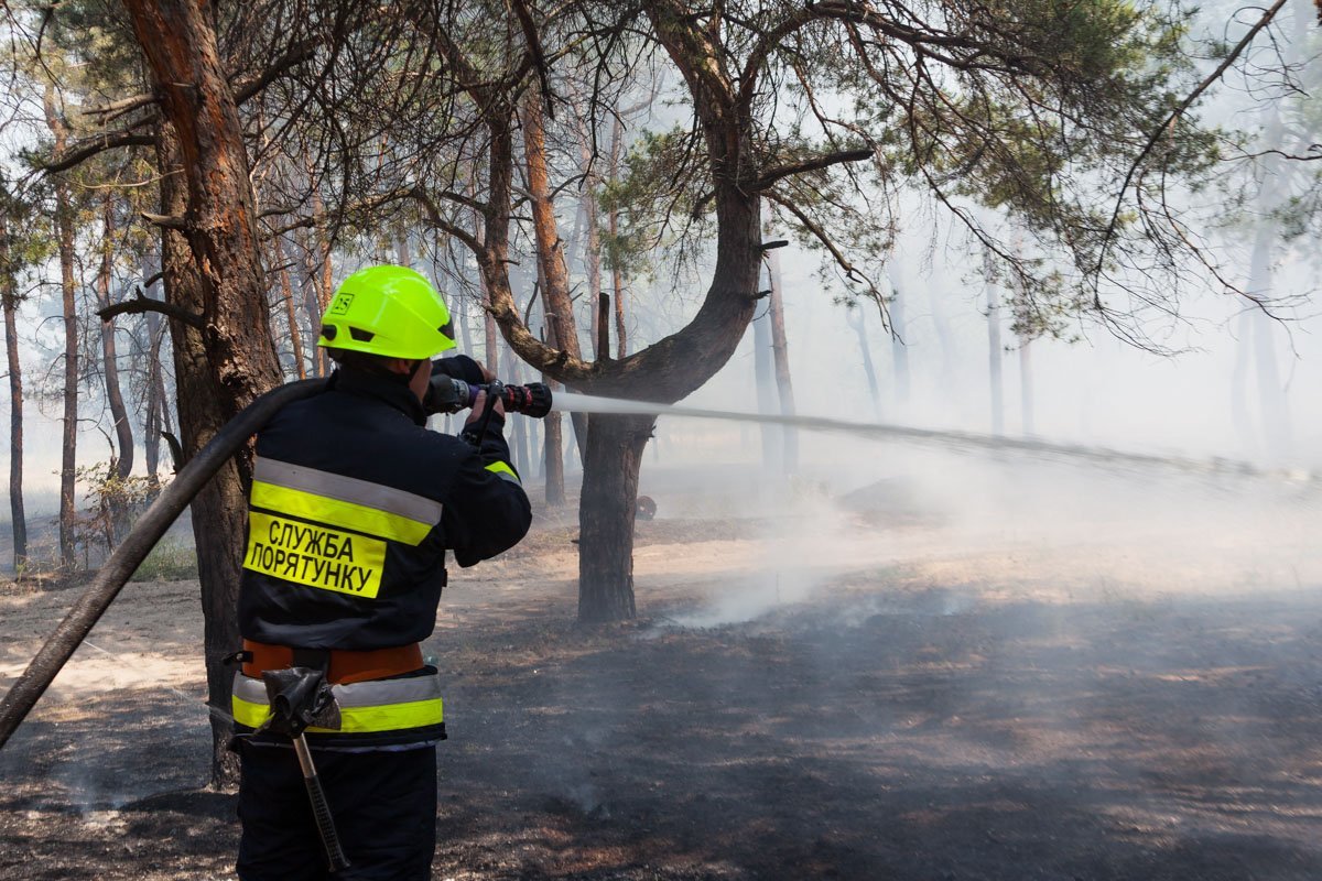 Невероятная жара выматывала бойцов ГСЧС