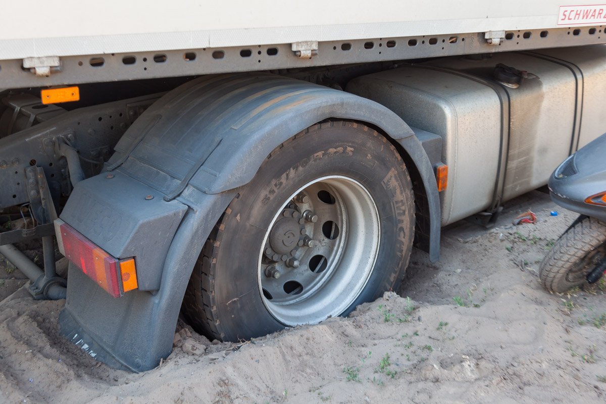 Мужчина запутался в дорогах, в результате чего большегруз застрял в песке