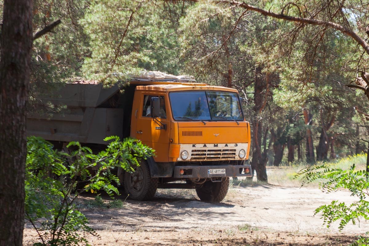 КамАЗ, груженный металлом, проехал по развернутым пожарным рукавам, в результате чего произошел прорыв