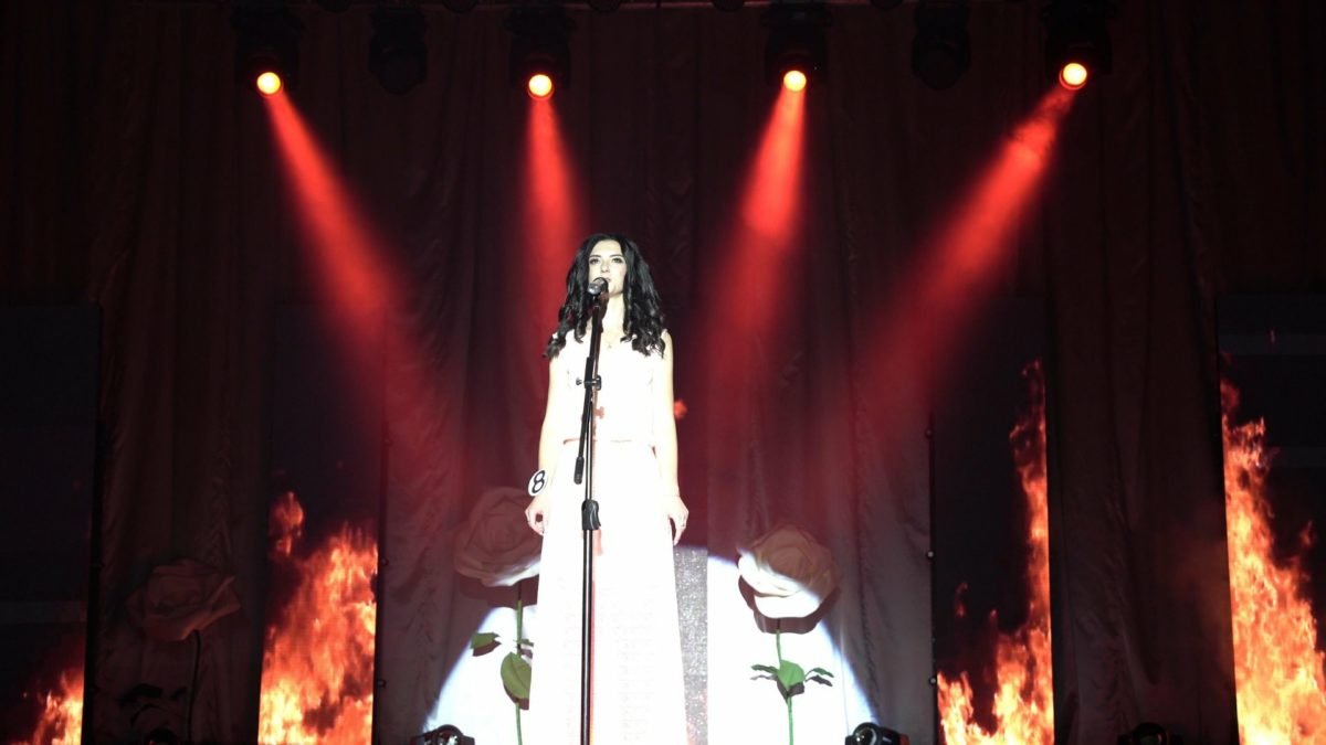 Девушка покорила всех своей утонченностью Девушка покорила всех своей утонченностью