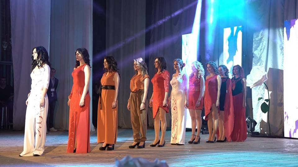 Девушки в дизайнерских платьях выглядят превосходно Девушки в дизайнерских платьях выглядят превосходно