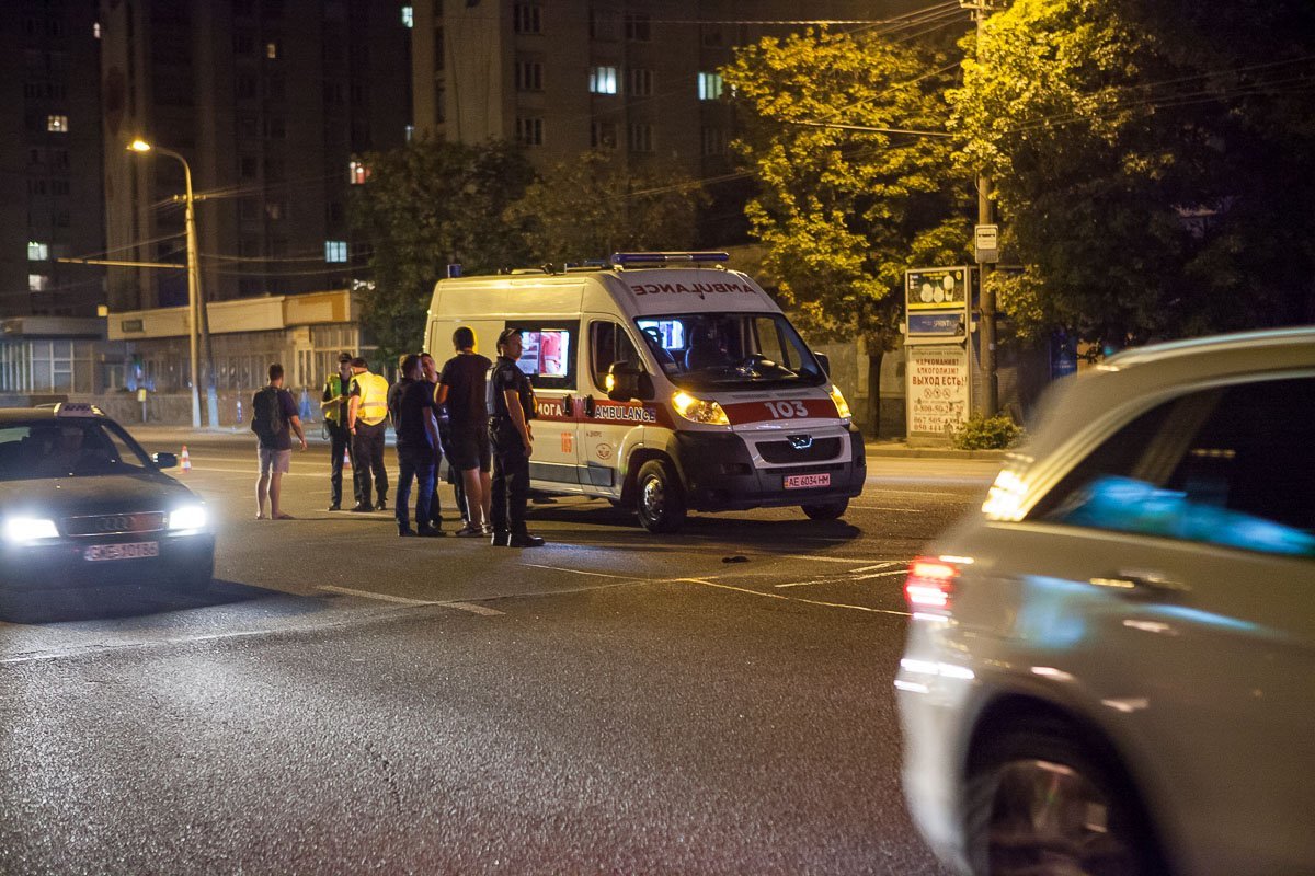 Юноша переходил дорогу дорогу в компании друзей