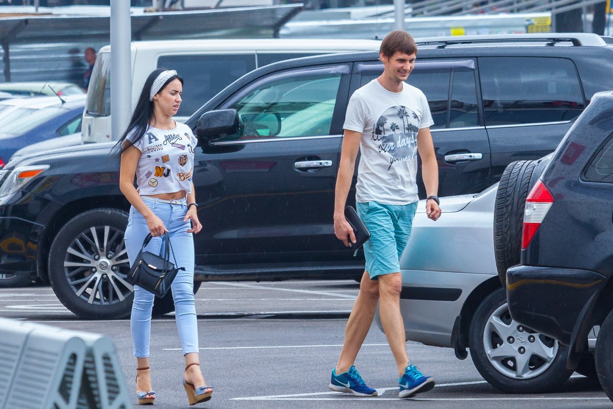 Фу, ты что, улыбаешься, а не жалуешься на дождь?