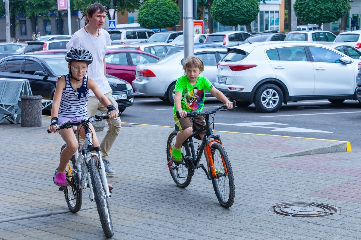Когда одного ребенка любишь, а второй может и без шлема поездить