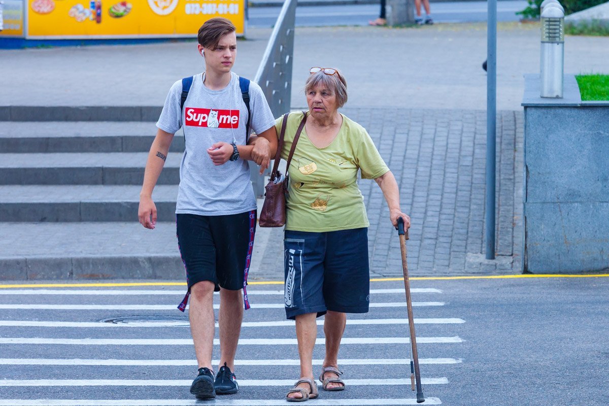 Каким бы модным ты ни был, а бабушку через дорогу переведи
