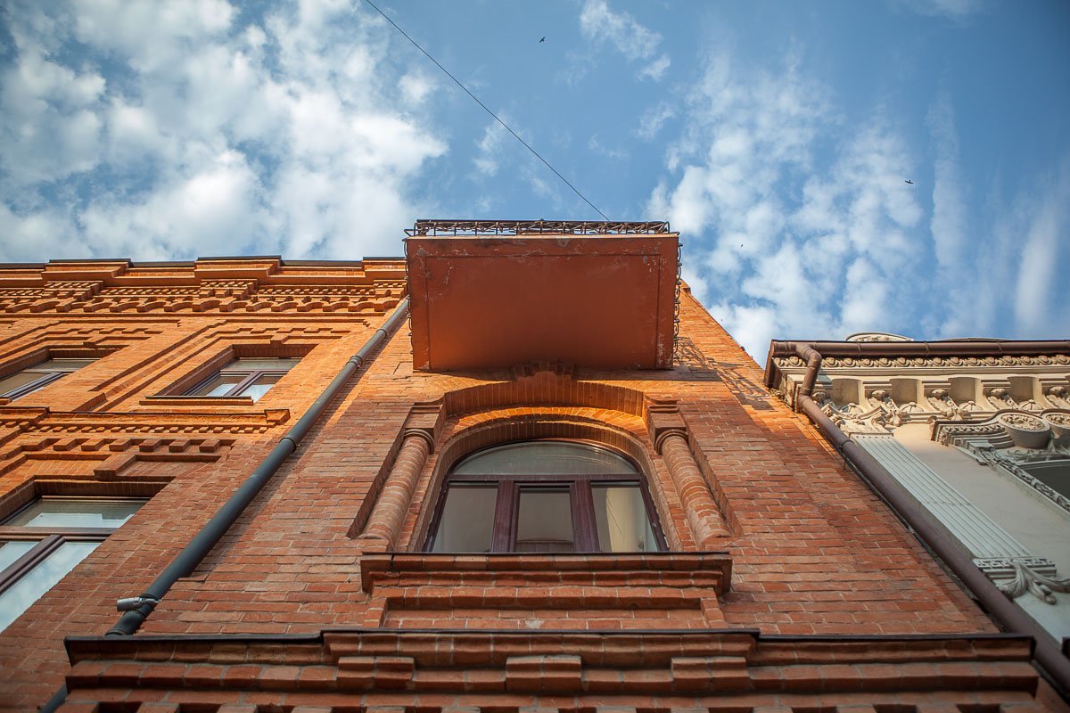 История дома берет начало в 1892-м году, когда мещанин по фамилии Рикман приобрел часть усадьбы у наследников одного богатого купца История дома берет начало в 1892-м году, когда мещанин по фамилии Рикман приобрел часть усадьбы у наследников одного богатого купца