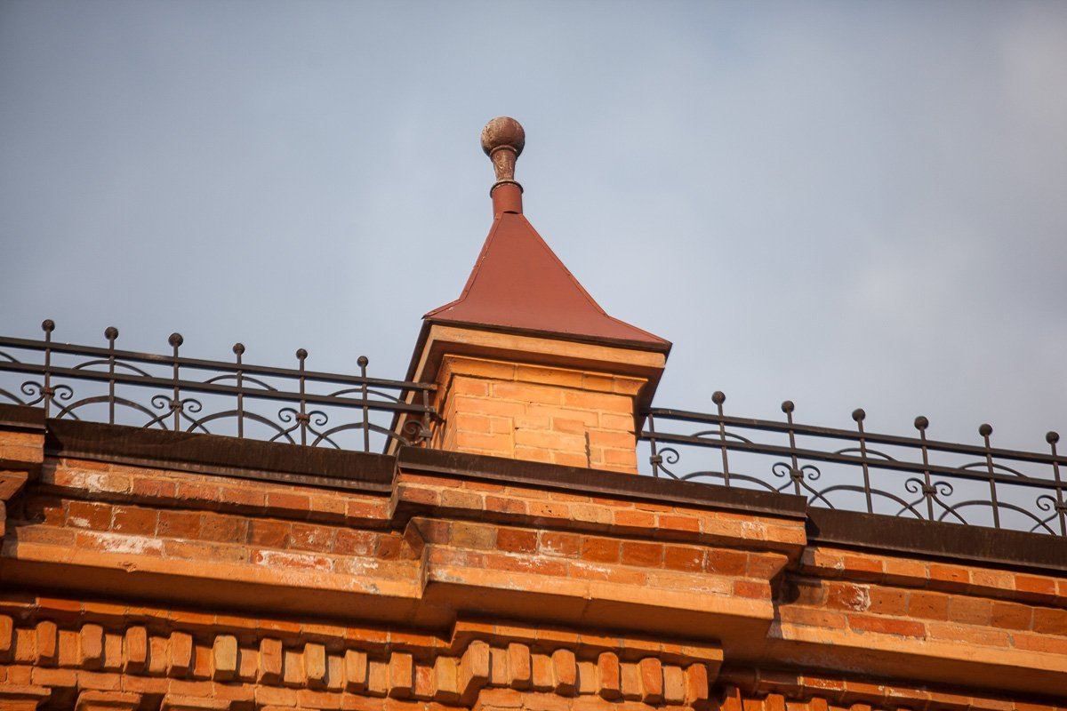 Первый этаж и подвал заняли торговые павильоны с отдельными входами. На втором и третьем располагались квартиры Первый этаж и подвал заняли торговые павильоны с отдельными входами. На втором и третьем располагались квартиры