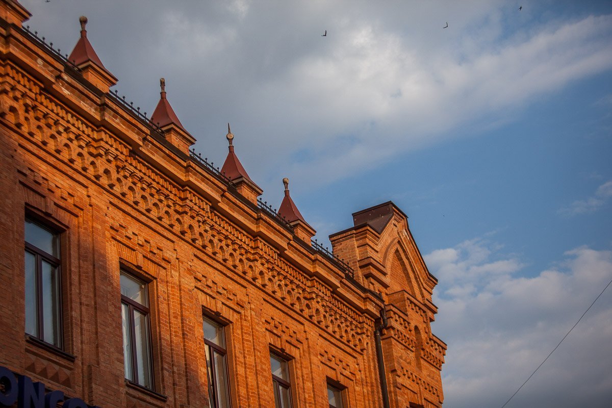 Фасад здания не имеет отчетливых признаков стиля, однако некоторые архитекторы определяют его как «готический» Фасад здания не имеет отчетливых признаков стиля, однако некоторые архитекторы определяют его как «готический»