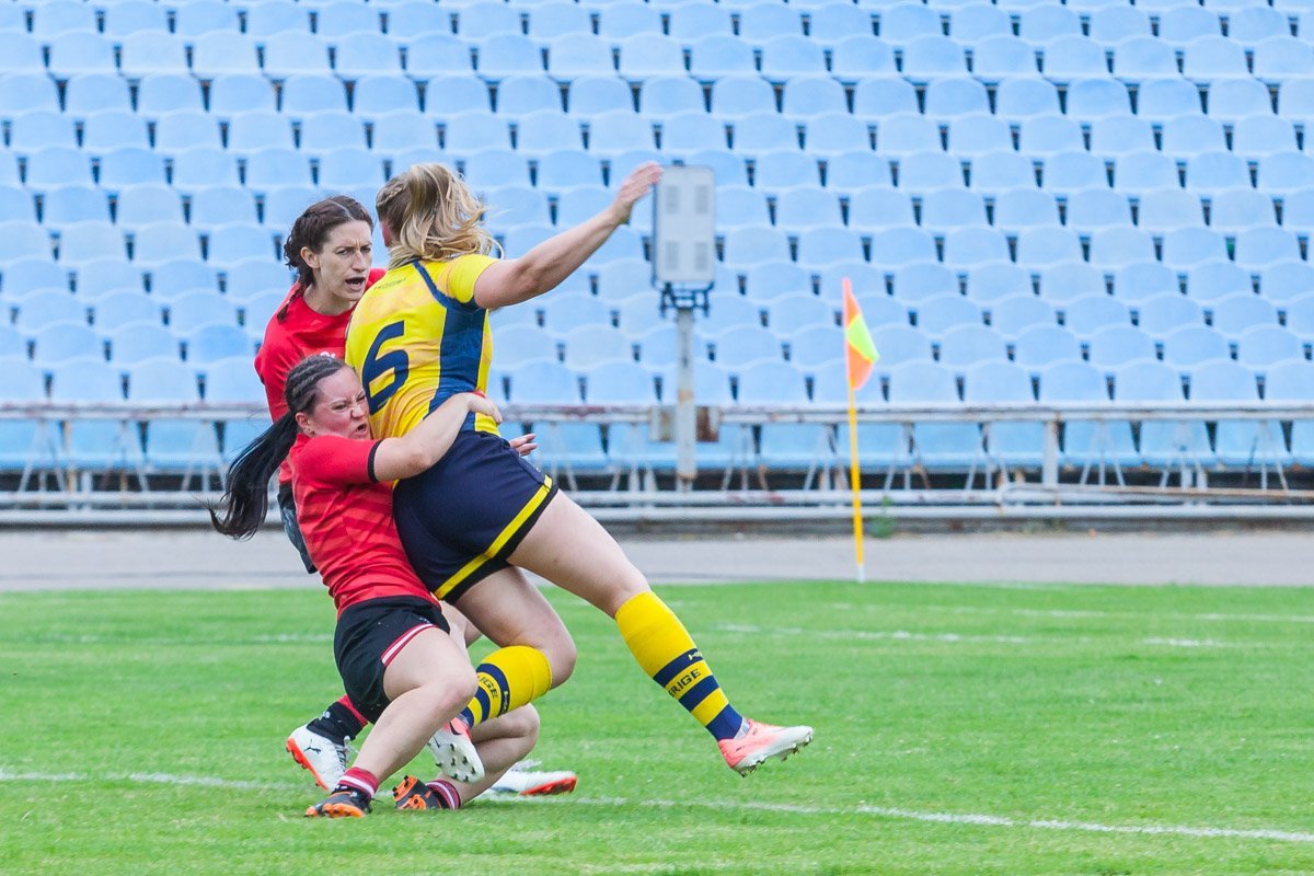 Девушки яростно атаковали друг друга