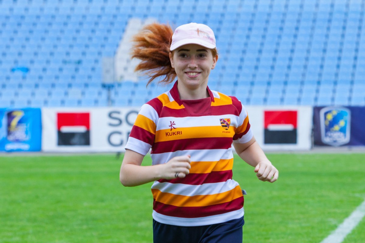 На поле царила напряженно-радостная атмосфера борьбы