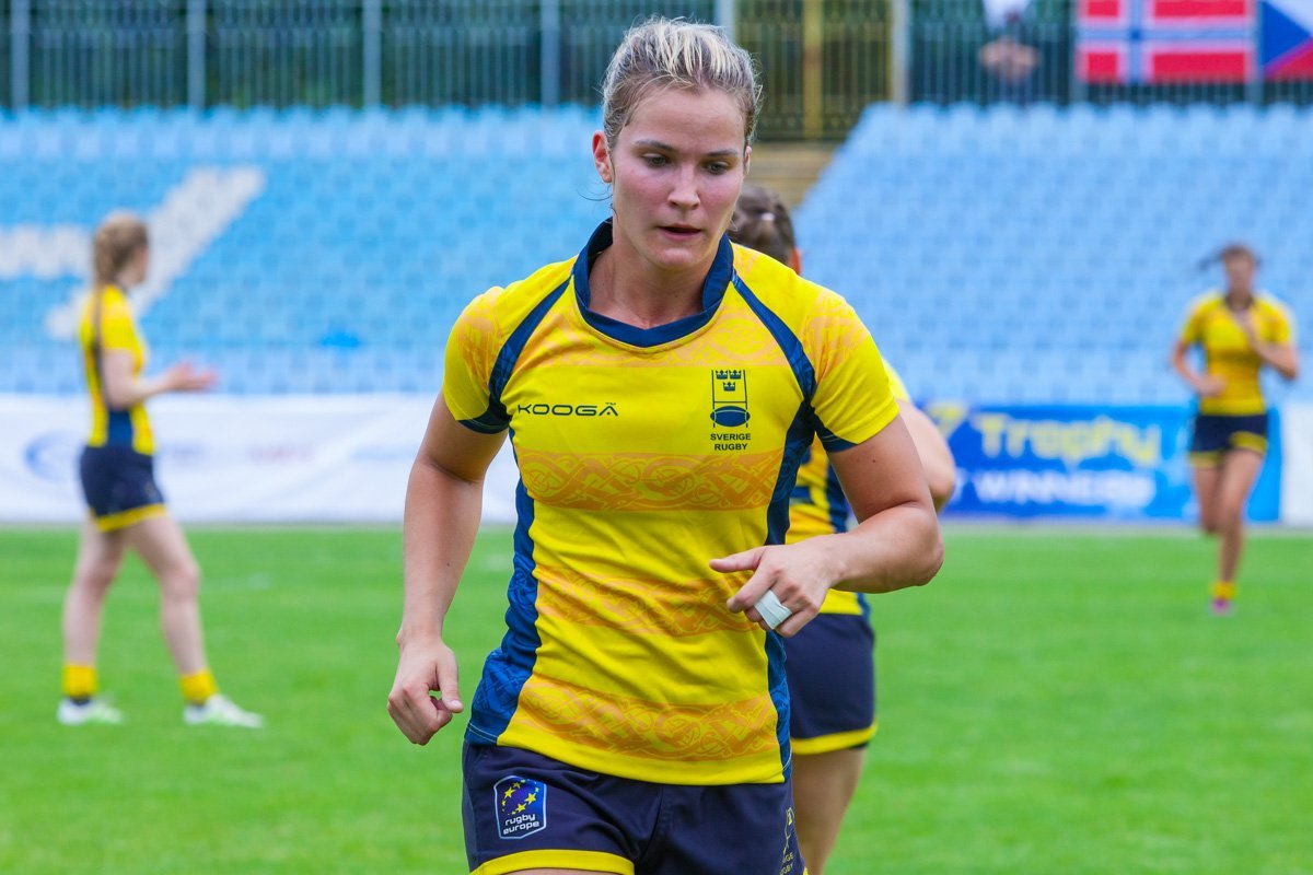 Девушки измождены сложной игрой