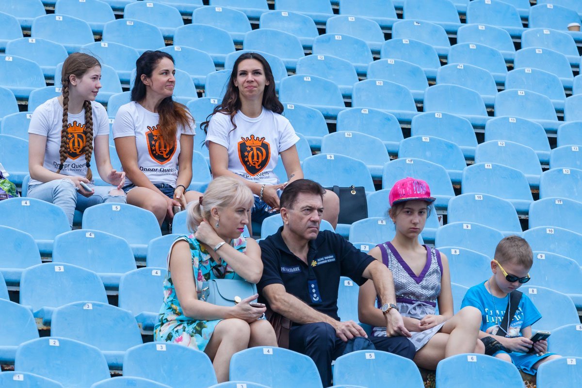 Болельщики внимательно следили за игрой