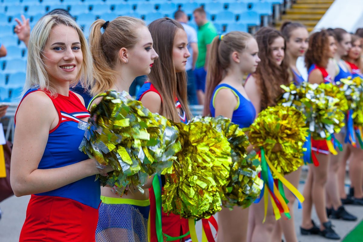 Команда черлидеров поддерживала игроков