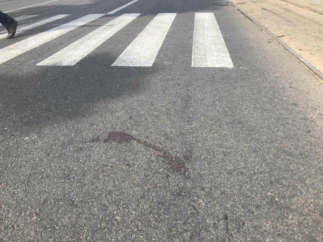 Мужчина упал головой прямо на крыло автомобиля Мужчина упал головой прямо на крыло автомобиля