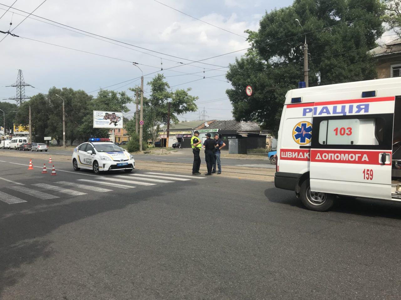 Пострадавший получил легкие травмы, и экипаж "скорой помощи" доставил его в больницу Пострадавший получил легкие травмы, и экипаж "скорой помощи" доставил его в больницу