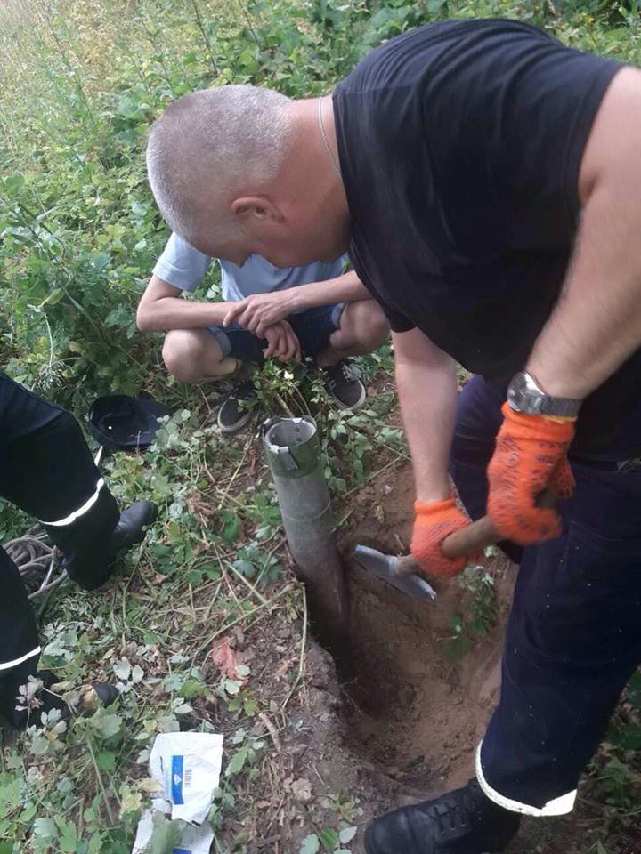  В вентиляционную трубу заброшенного погреба упал котенок