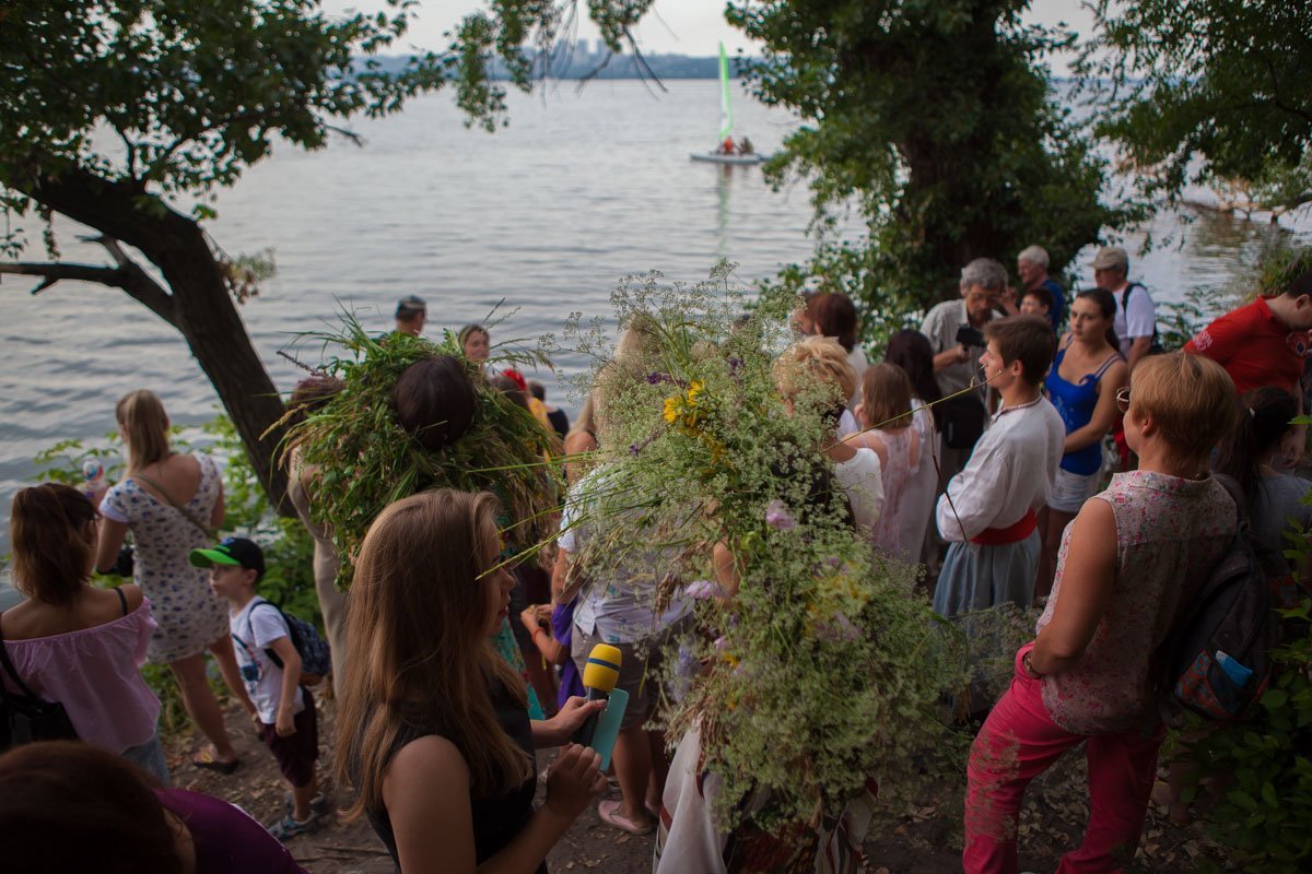 Журналисты были на каждом шагу