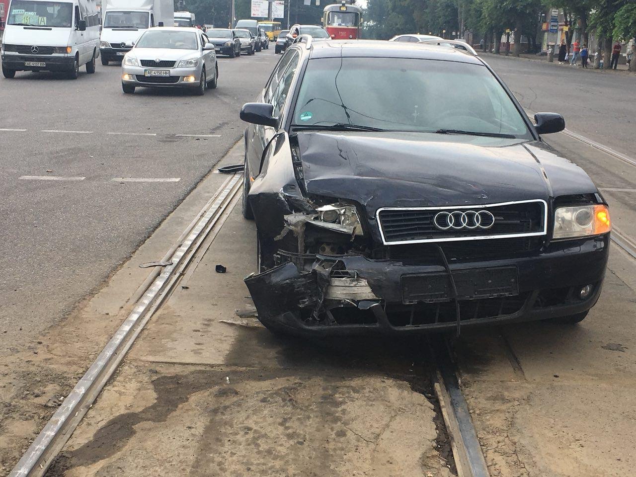 У автомобиля Audi разбито правое крыло