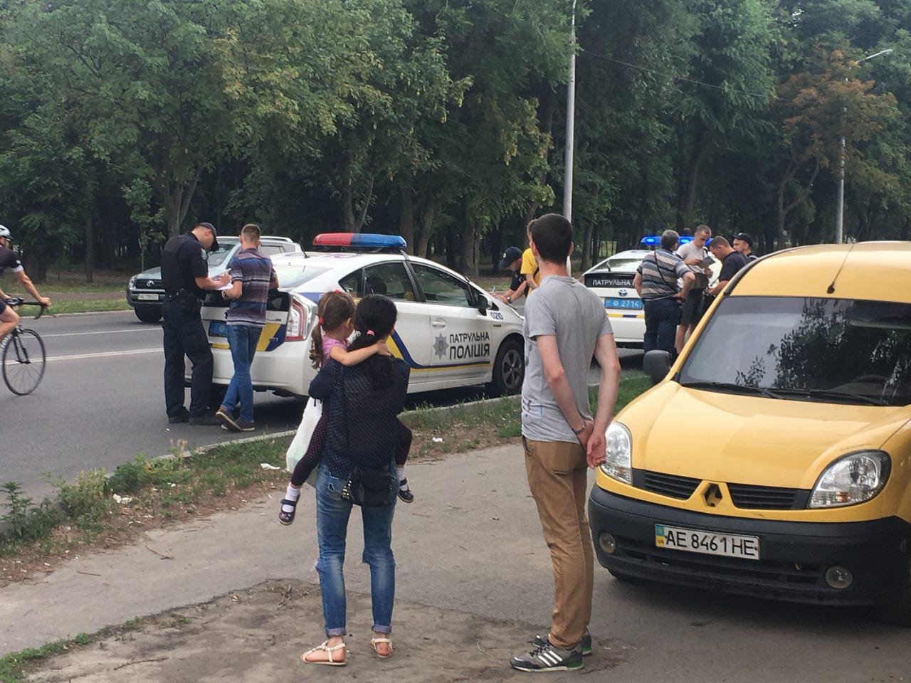 На месте ДТП работают сотрудники патрульной полиции