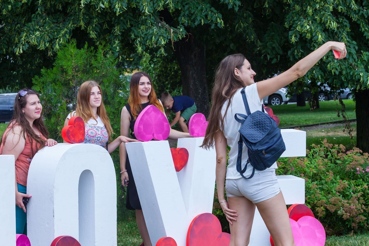 Молодые люди могли "почилиться" на пуфиках, поиграть в настольные игры, послушать музыку, посмотреть фотовыставку и картины молодых художников и даже посоревноваться в «Морской бой» Молодые люди могли "почилиться" на пуфиках, поиграть в настольные игры, послушать музыку, посмотреть фотовыставку и картины молодых художников и даже посоревноваться в «Морской бой»