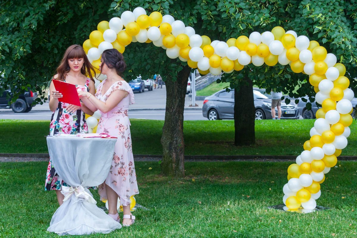 Ребят "расписывали", устраивали свадебные фотосессии и проводили прочие "околоженительные" обряды Ребят "расписывали", устраивали свадебные фотосессии и проводили прочие "околоженительные" обряды