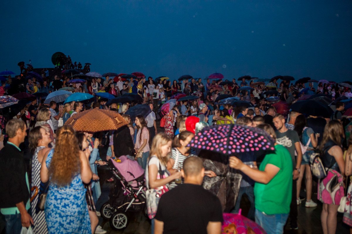 Зрители вооружились зонтиками