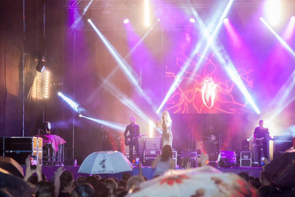 Певица согревала публику хитами