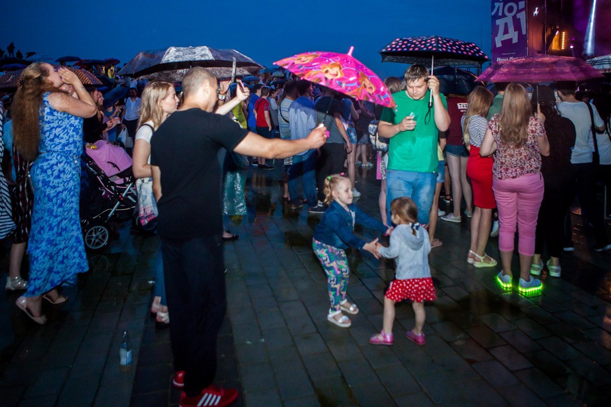 Дождь не испугал молодежь