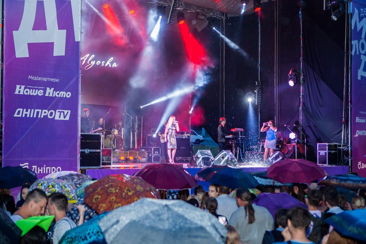 Люди подпевали и танцевали