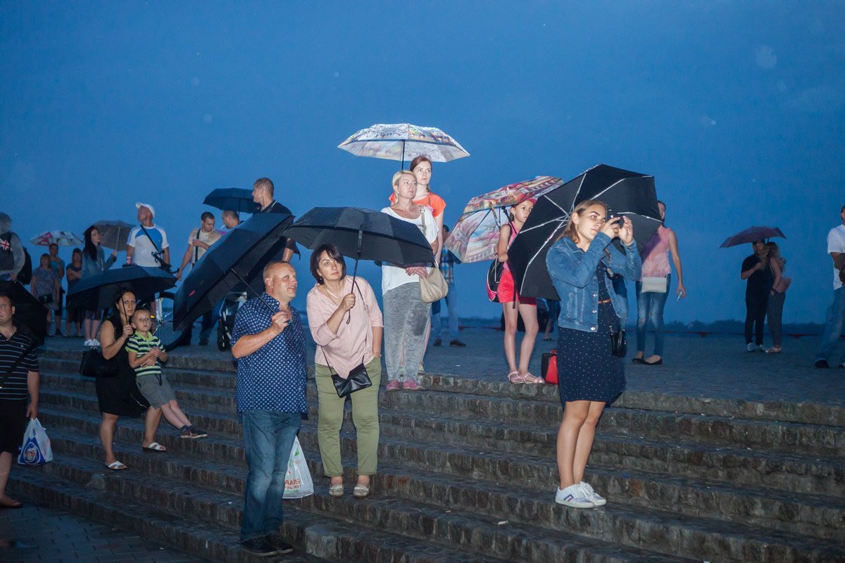 Послушать артистку пришло около сотни людей