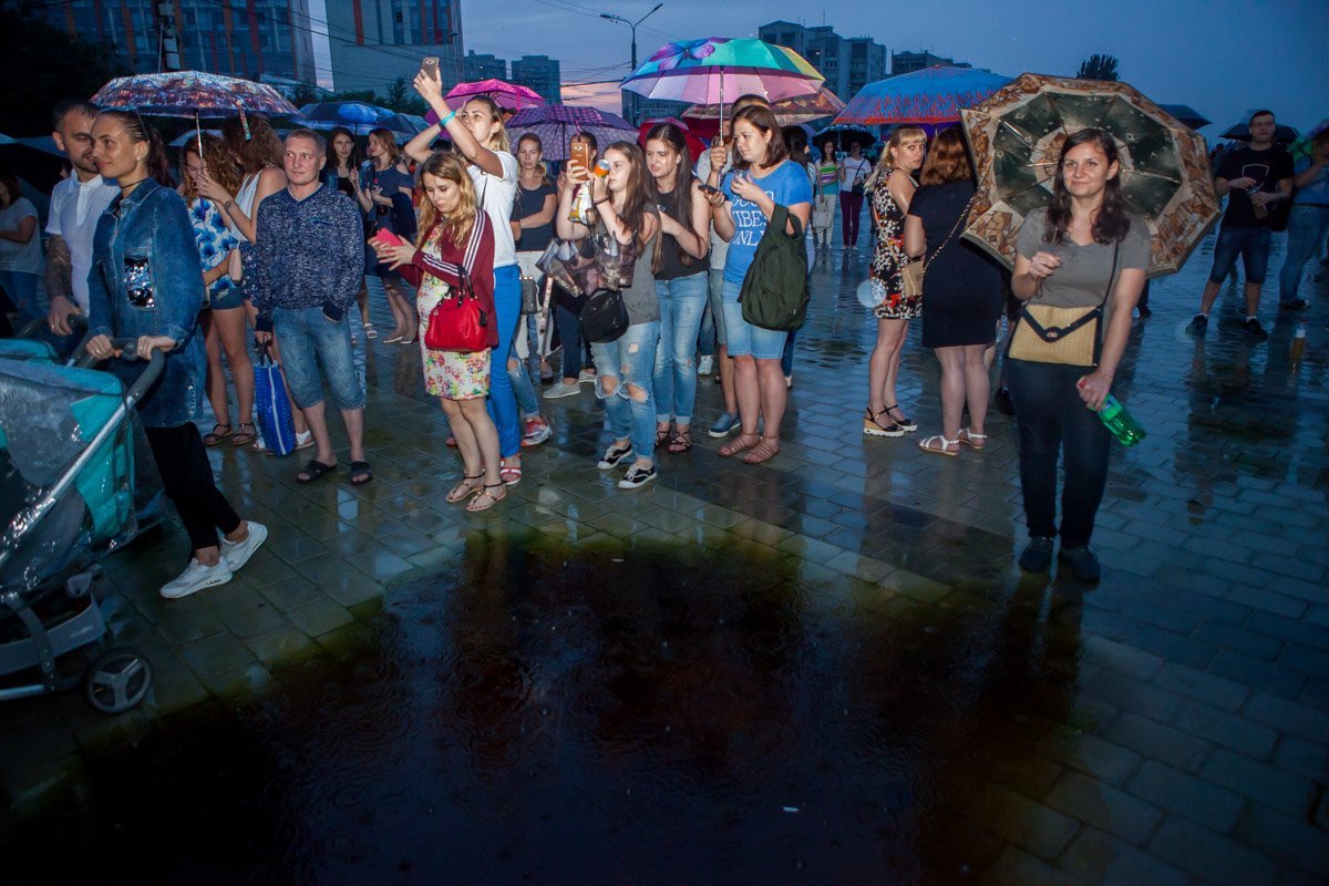 В окружении луж, но главное - с хорошим настроением