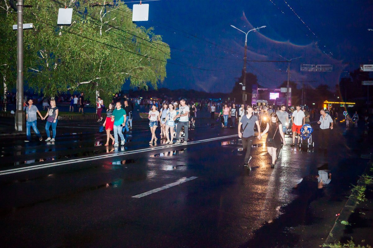 После концерта молодежь продолжила праздновать на Набережной