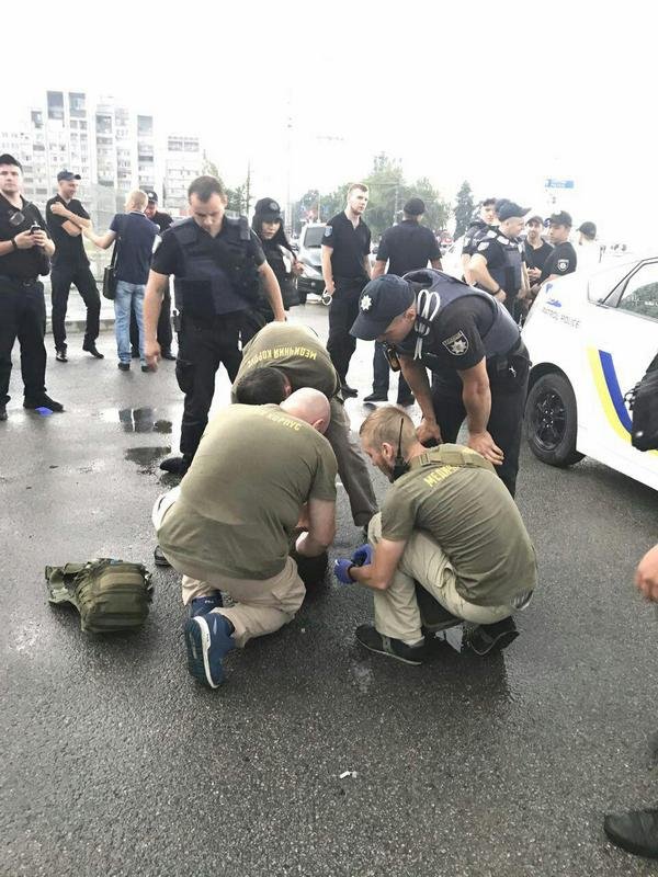 Мужчина вел себя агрессивно и бросался на прохожих Мужчина вел себя агрессивно и бросался на прохожих