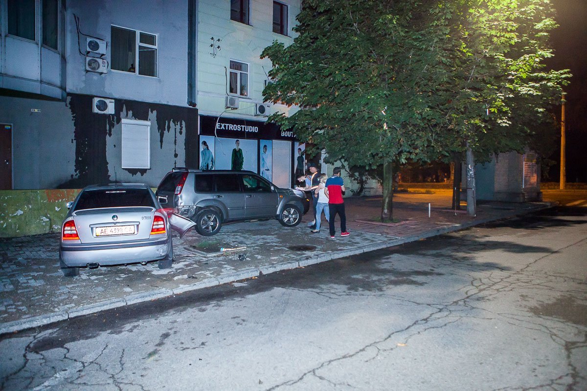 BMW протаранил два припаркованных авто BMW протаранил два припаркованных авто