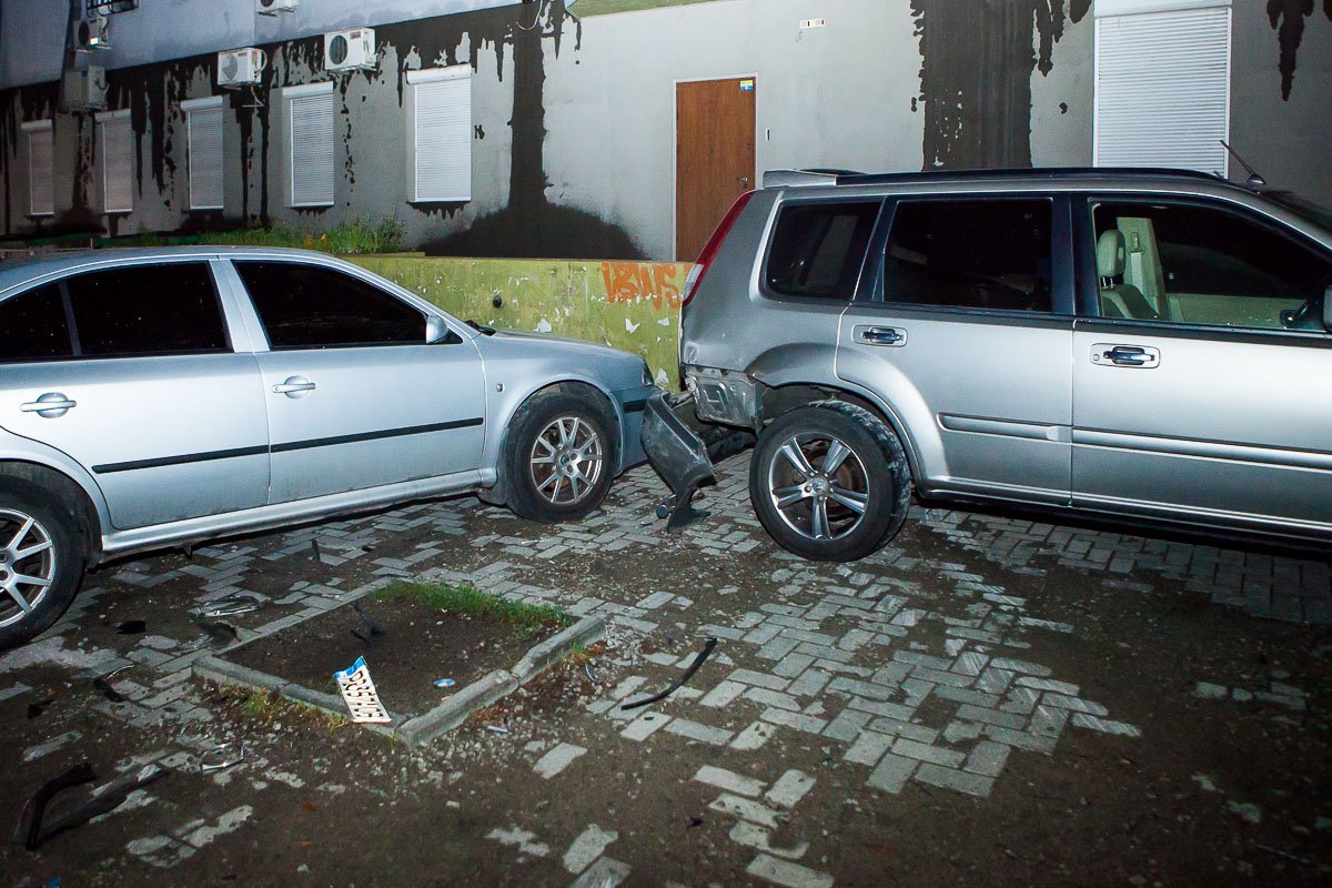 От удара Nissan развернуло От удара Nissan развернуло