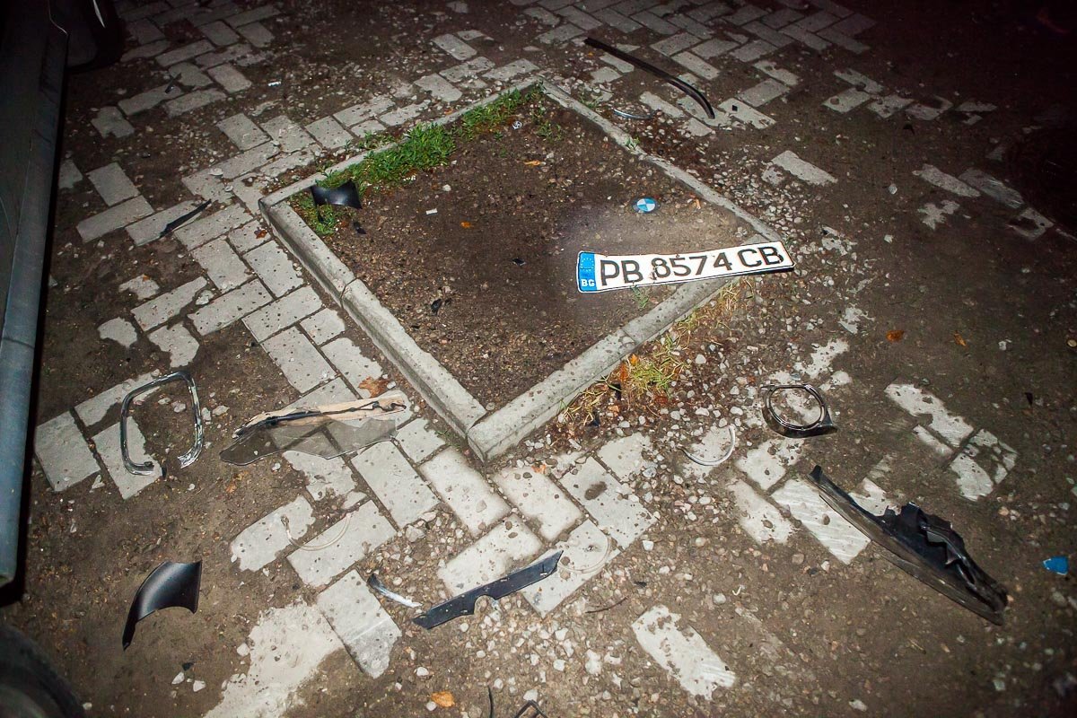 BMW оставило на месте ДТП номерной знак BMW оставило на месте ДТП номерной знак