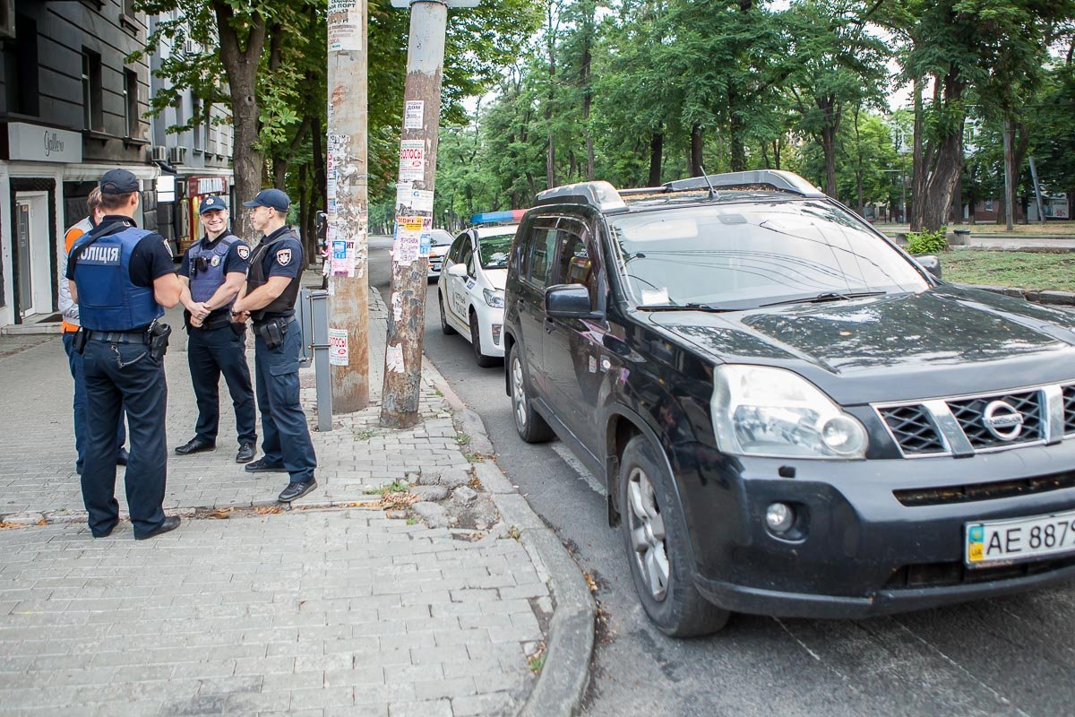На проспекте Яворницкого задержали кабельщиков на внедорожнике На проспекте Яворницкого задержали кабельщиков на внедорожнике