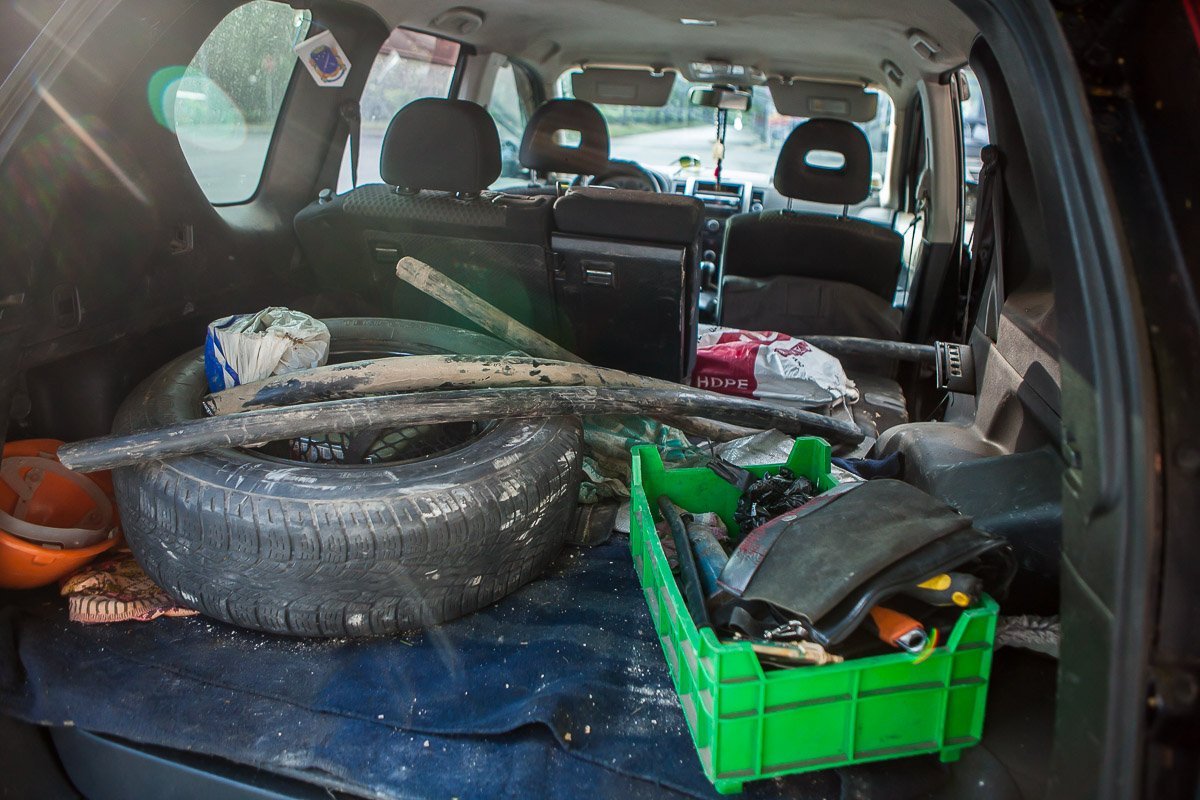 Внутри внедорожника находились вырезанные кабеля Внутри внедорожника находились вырезанные кабеля