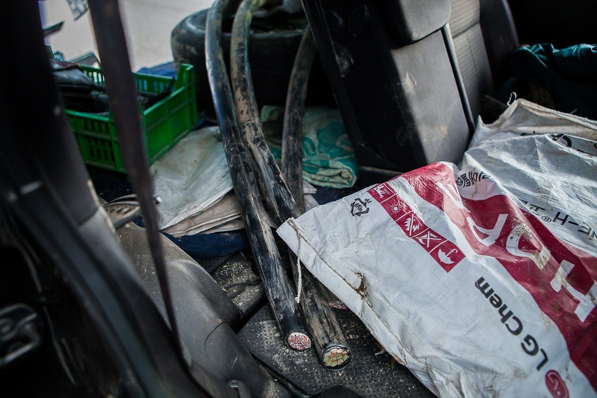 Диаметр кабелей совпадал с тем, которые были вырезаны в открытом люке Диаметр кабелей совпадал с тем, которые были вырезаны в открытом люке