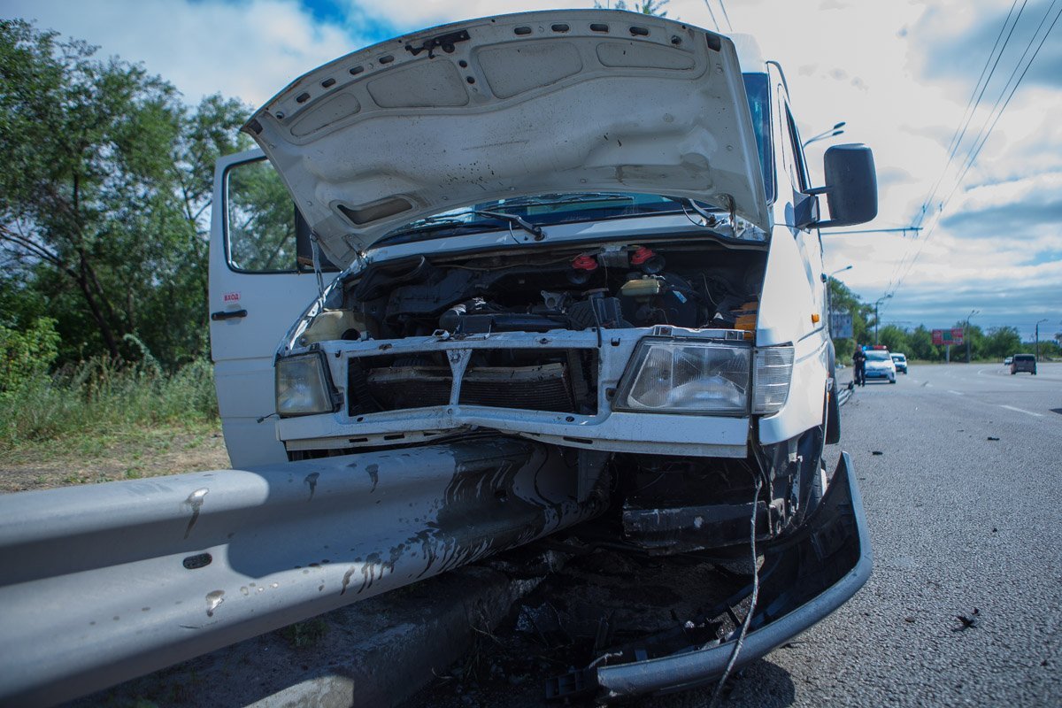 На Набережной Заводской маршрутка с людьми въехала в ограждение
